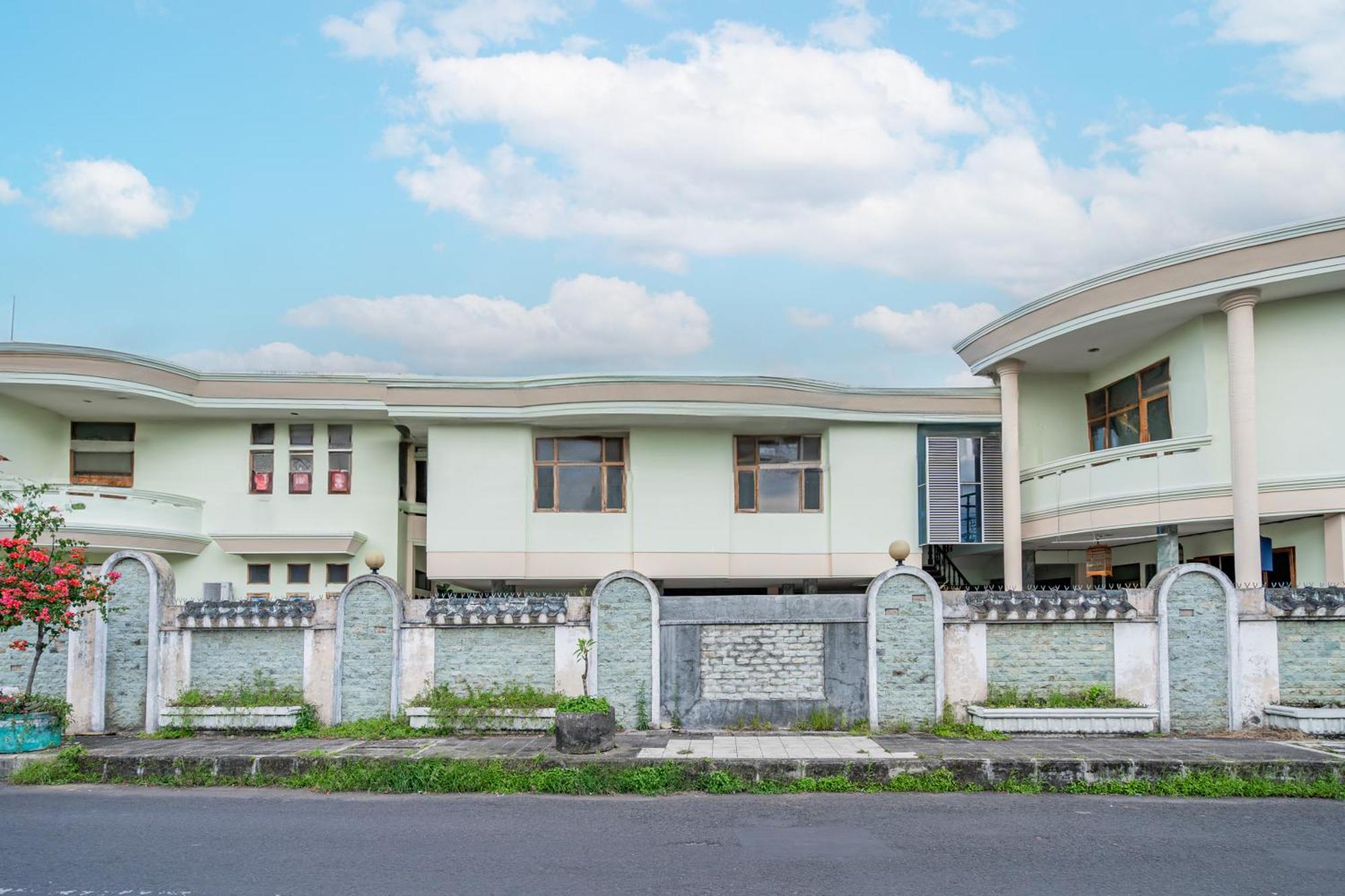 Collection O Tasikmalaya Near Stadium Wiradadaha Formerly Hotel Abadi Exteriör bild